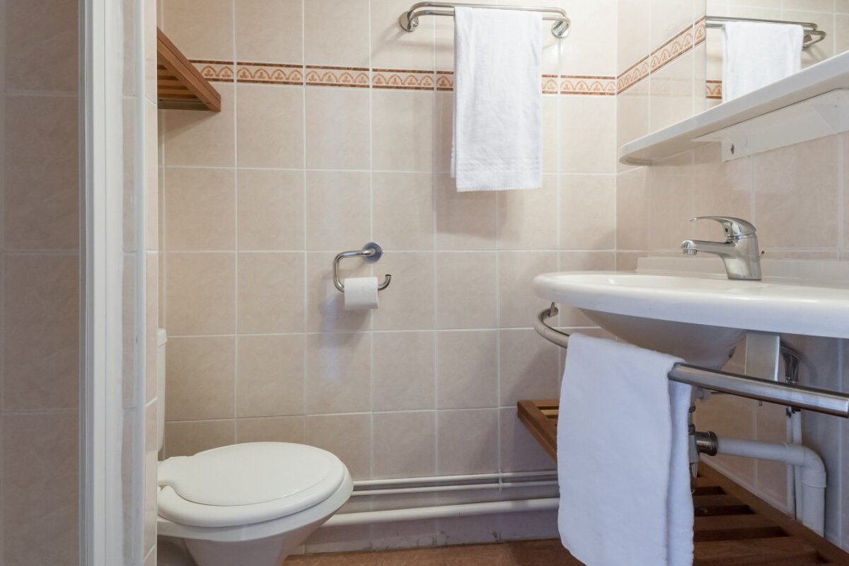 Studios - Residences Les Bleuets, Meribel bathroom