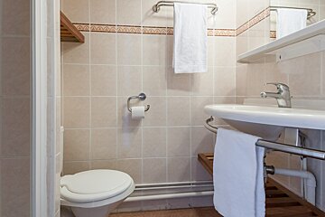 Studios - Residences Les Bleuets, Meribel bathroom