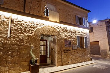 A stone building with the word casa on it