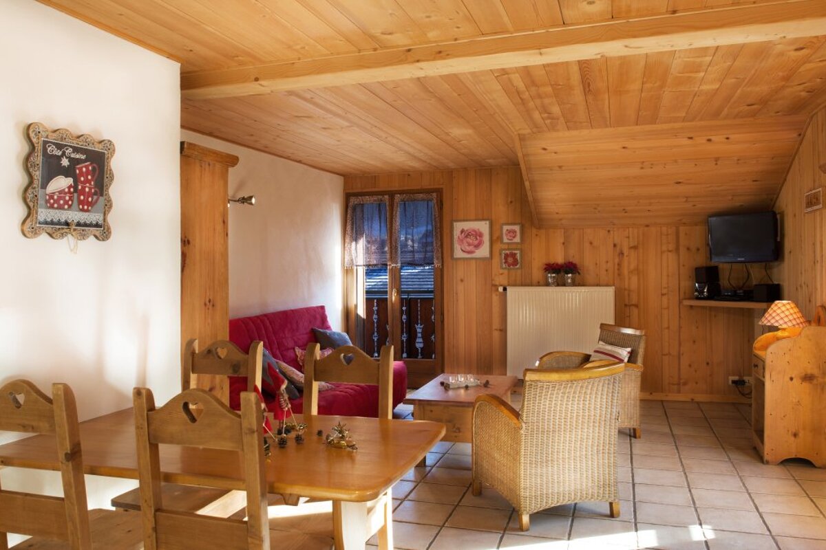 Les Armaillis 1 Chalet Apartments, Morzine living-room