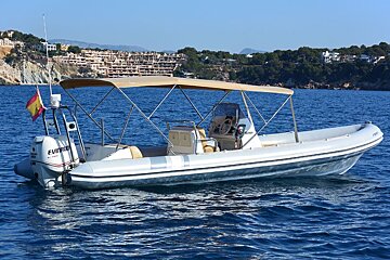 A boat with the word evinrude on the back