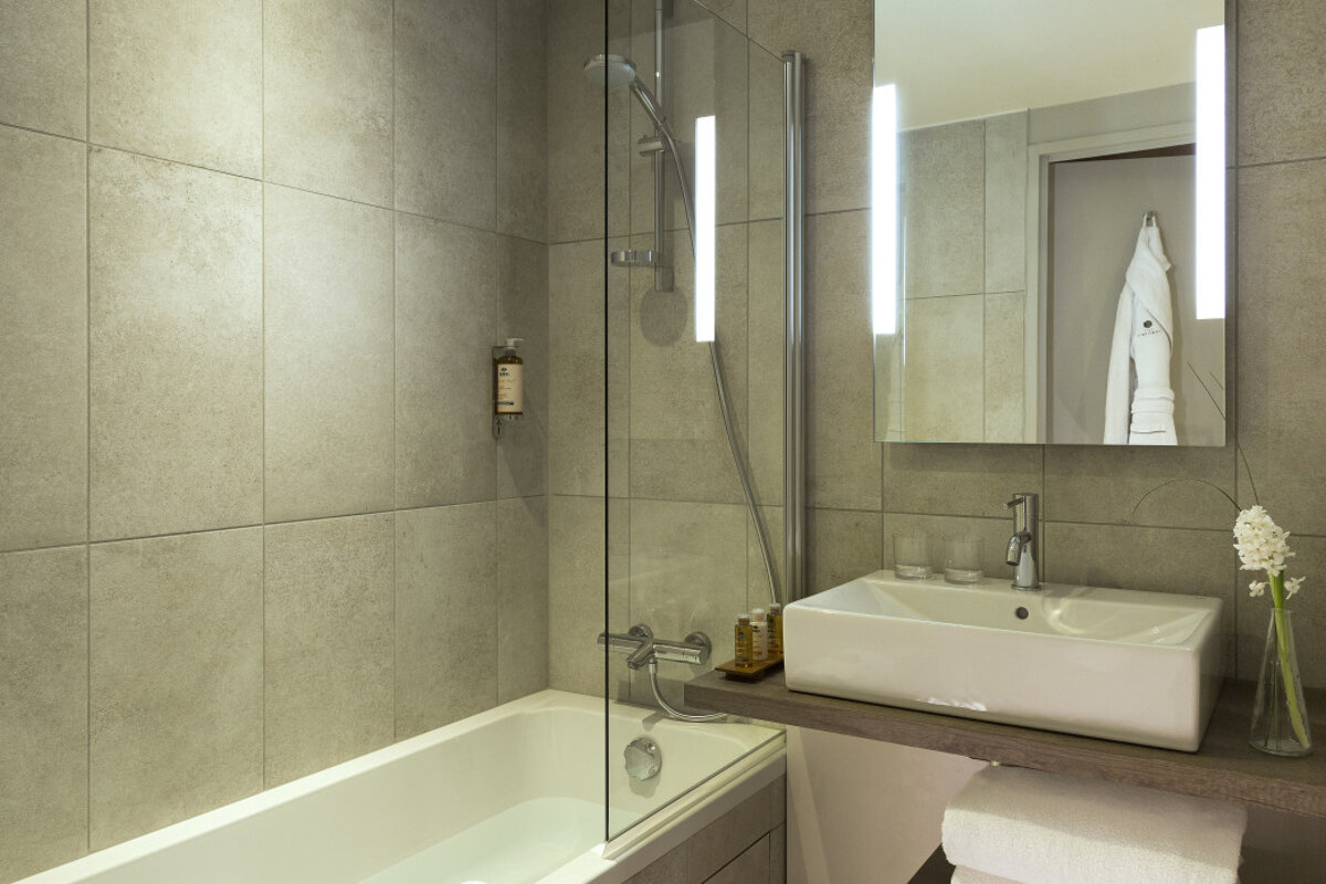 L'Heliopic Sweet & Spa Hotel, Chamonix bathroom