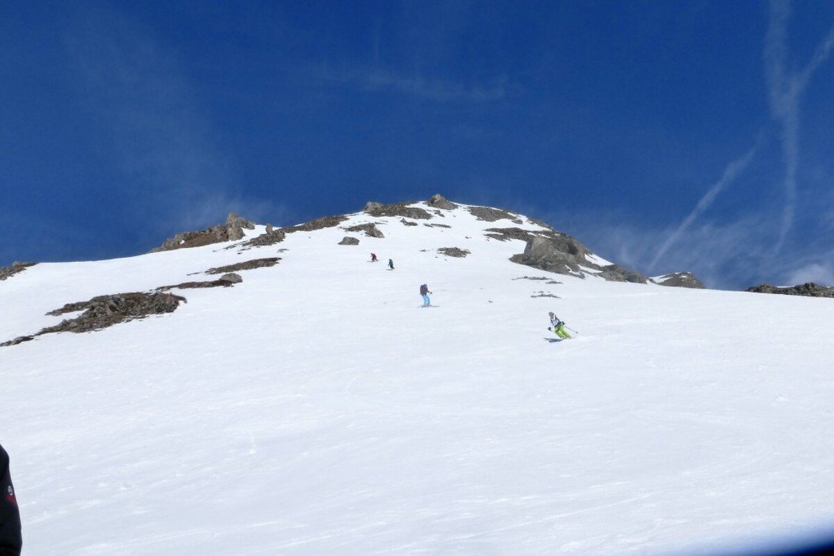 4 skiers off piste