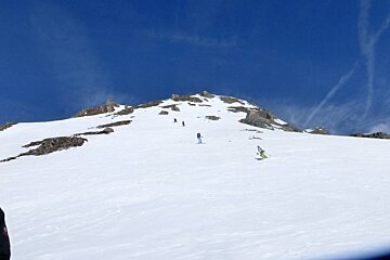 4 skiers off piste