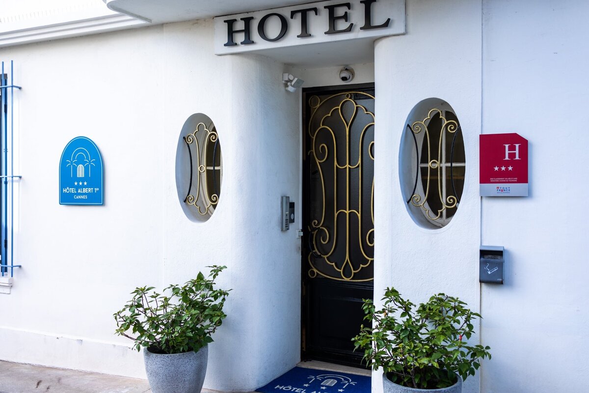 A white building with the word hotel on it