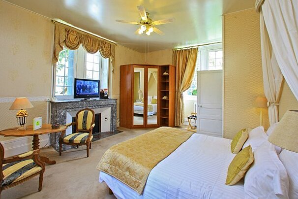 Le Chateau de Monrecour Hotel, Saint-Vincent-de-Cosse double bedroom