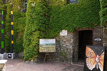 A stone building with a sign that says exposition