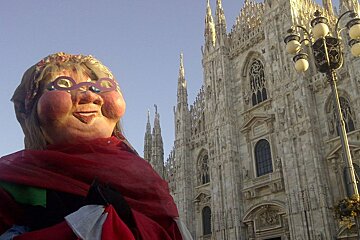 Befana flies over Milan tonight