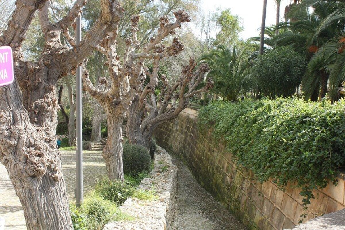 A sign that says sa font de pina on it