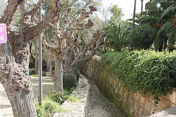 A sign that says sa font de pina on it