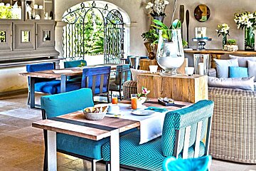 Le Pre de la Mer Hotel, Saint Tropez dining room 