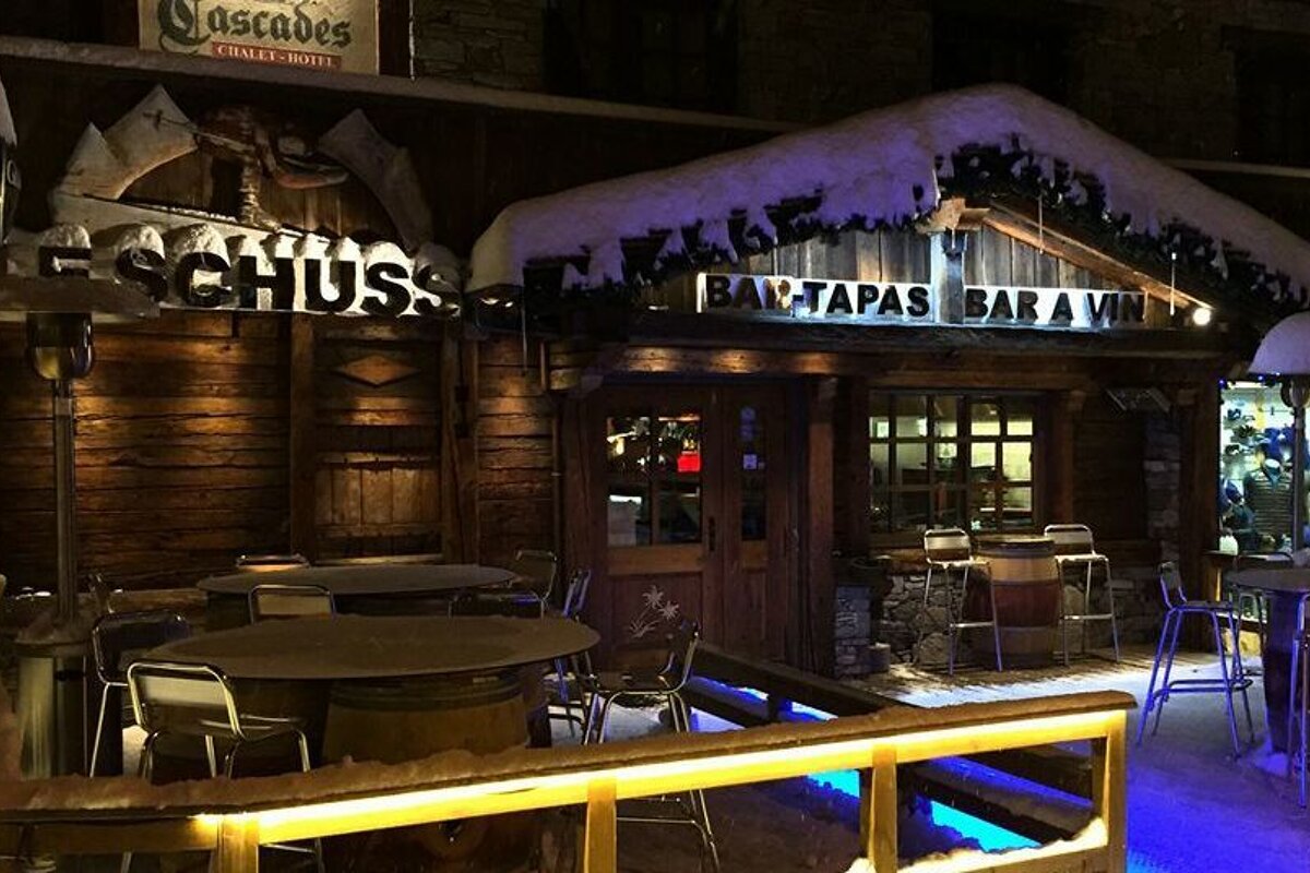 Le Schuss Bar & Restaurant, Courchevel Moriond exterior