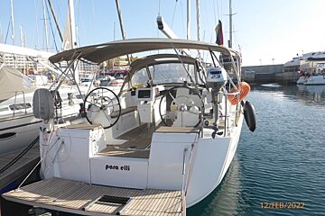 A para elli sailboat is docked in a marina
