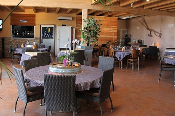 Ferme Auberge Terre de Mistral Restaurant, Aix-en-Provence interior