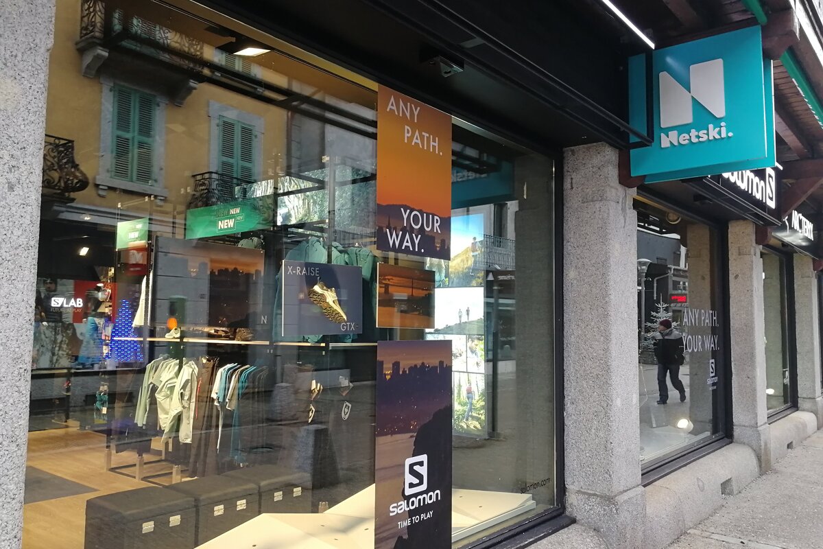 A store front with a sign that says