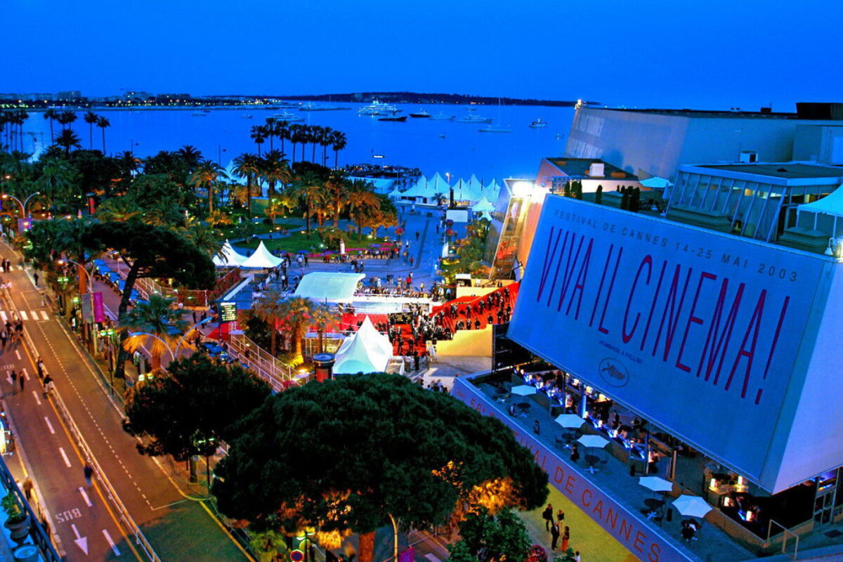 A large billboard that says viva il cinema on it