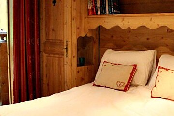 Saulire 1 Apartment, Meribel double bedroom