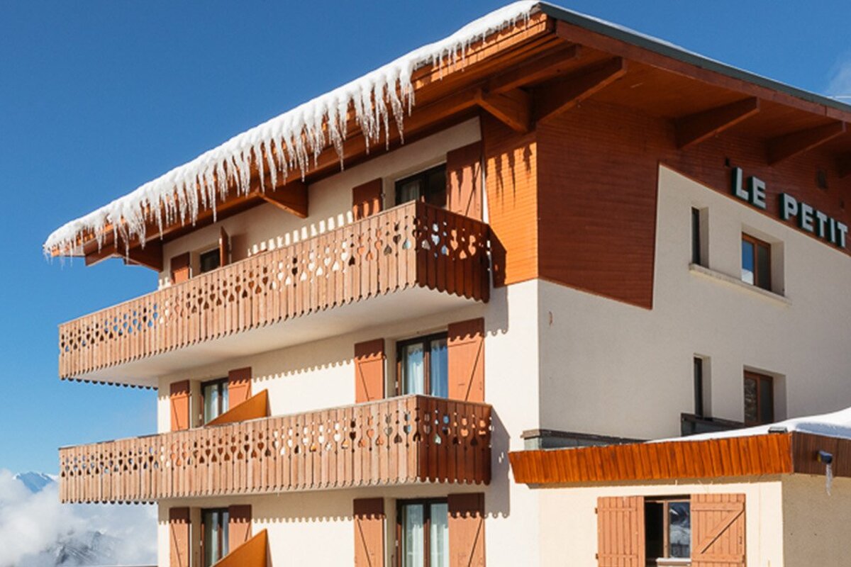 A building with the word le petit on it