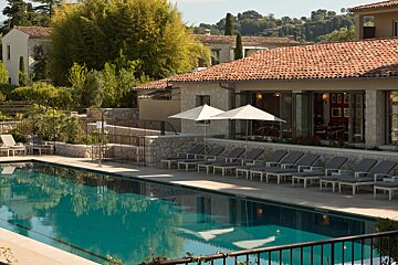 piscine-principale-du-domaine-du-mas-de-pierre-resort-spa-saint-paul-de-vence-scaled.jpg