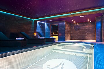 A swimming pool with the letter h on it