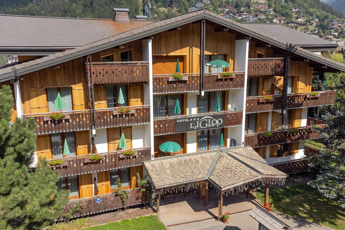 A hotel with a sign that says l' gloo on it