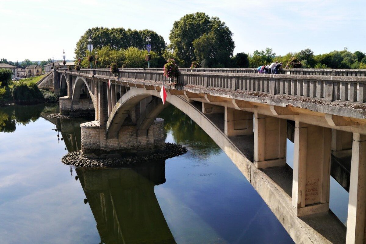 the bridge over the dordogne at castillon