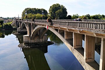 the bridge over the dordogne at castillon