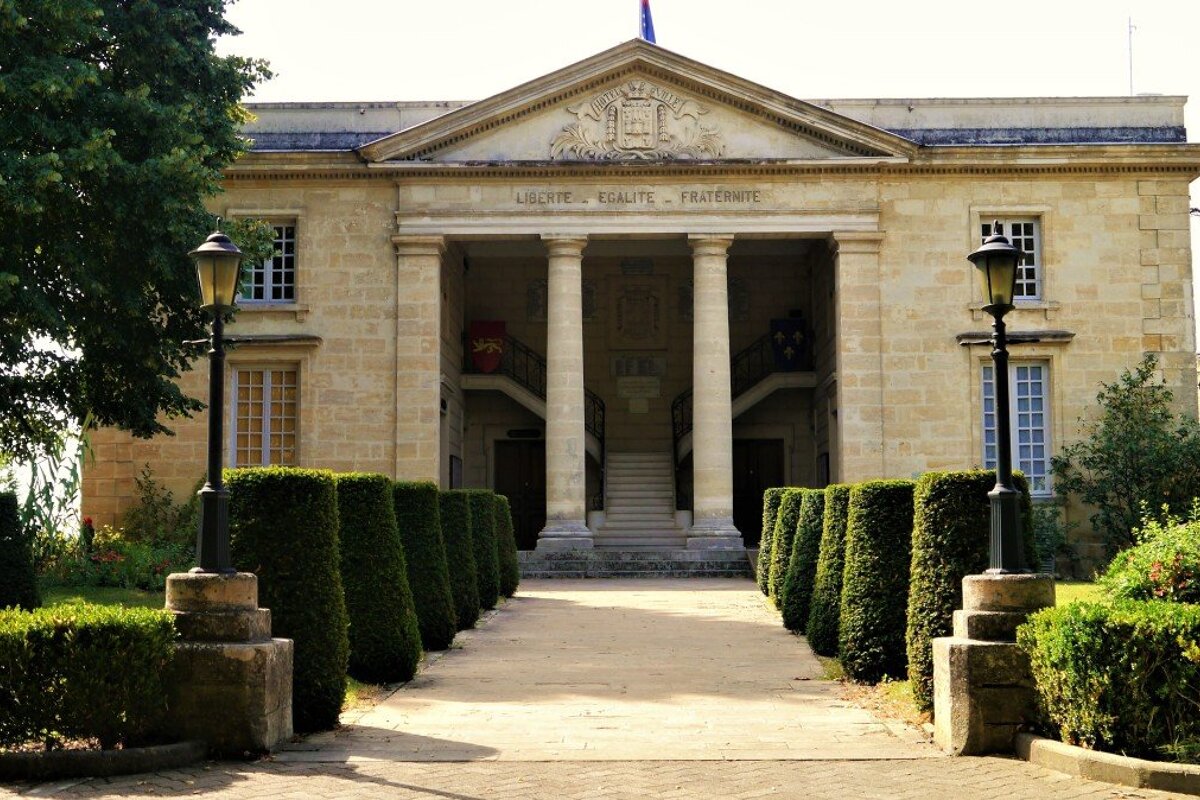 the town hall in castillon la bataille