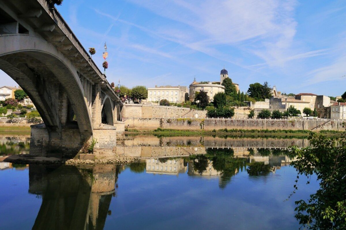 looking from the shore opposite over to castillon