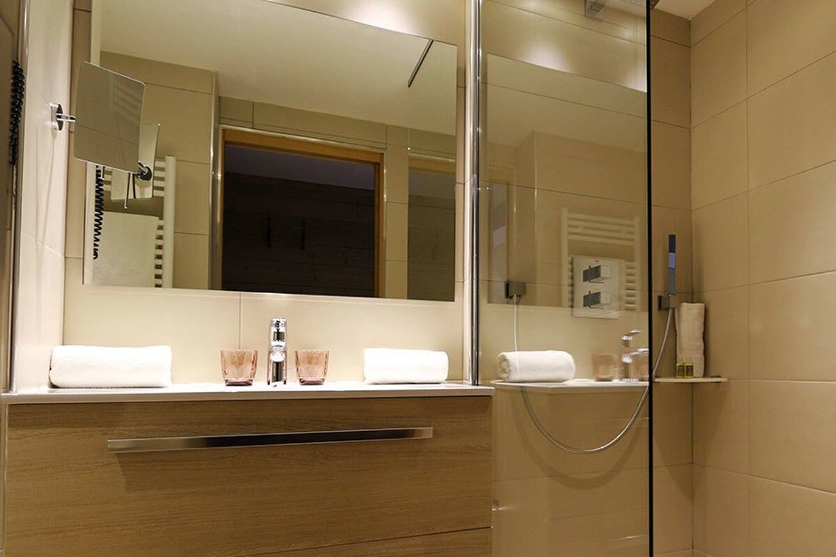 Edelweiss Hotel, Courchevel Moriond bathroom