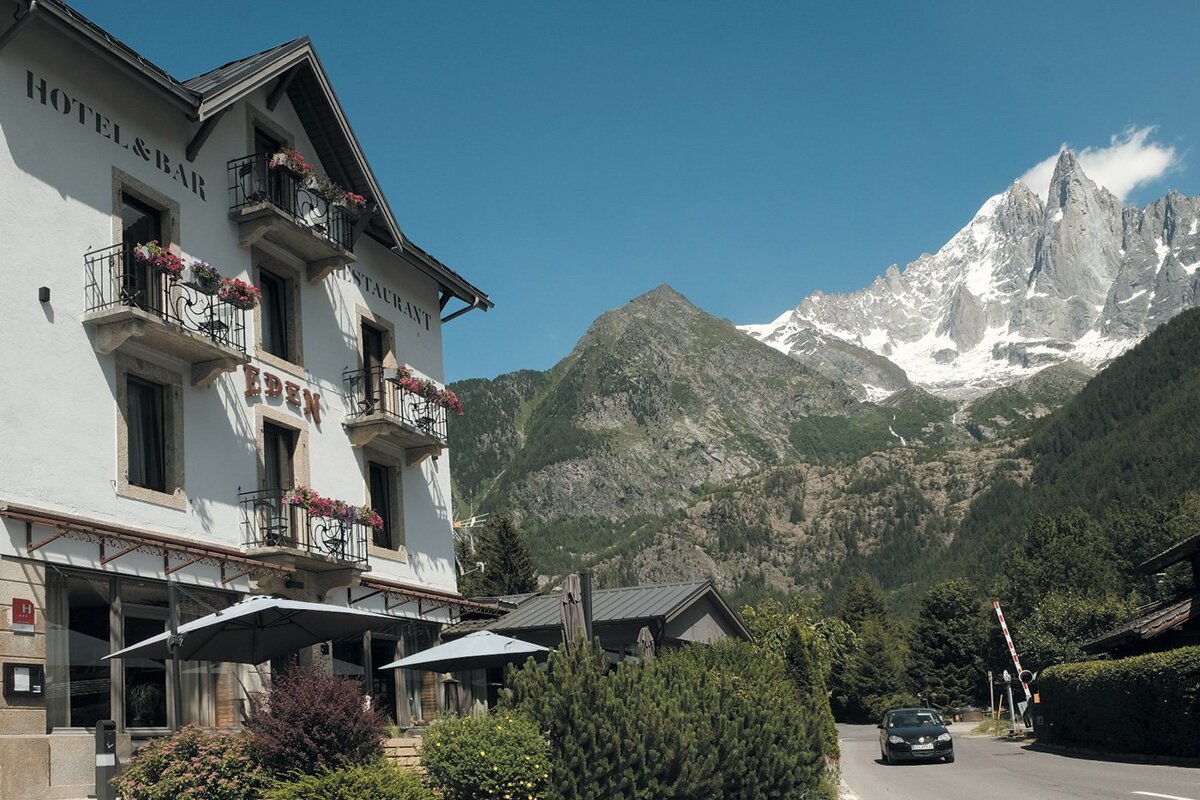 A hotel and bar with mountains in the background