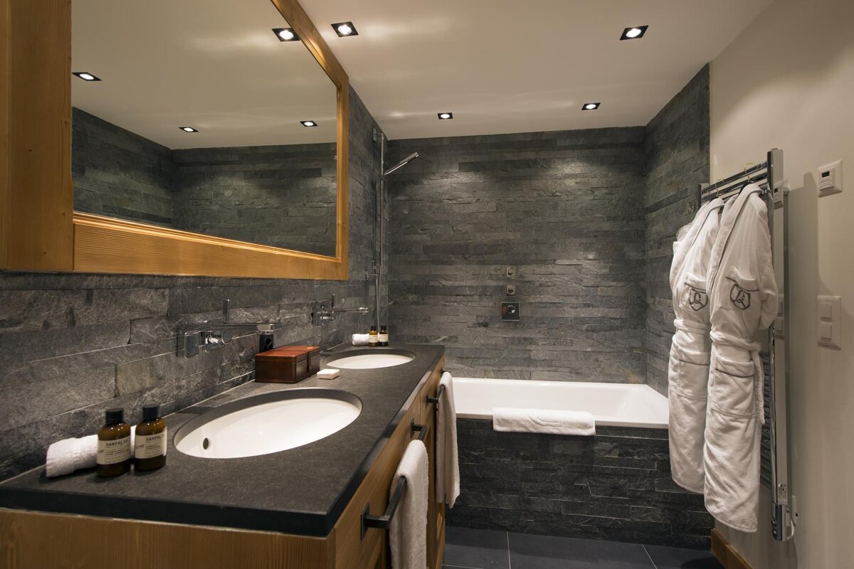 A bathroom with two sinks and a bathtub