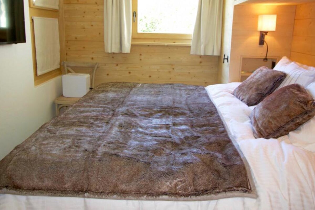 Heron Rez Apartment, Verbier - Centre double bedroom