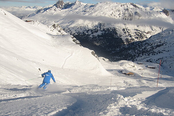 powder skiing on piste