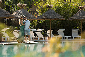 moment-duo-amoureux-lagon-Domaine-du-Mas-de-Pierre-Resort-SPA.jpg