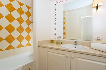 Provence Country Club Studio Apartment, Luberon bathroom