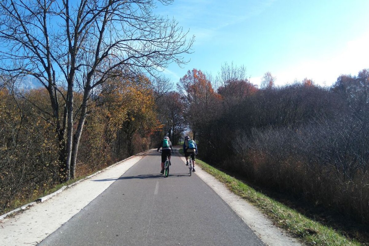 Autumn Day Trip : Cycling Lake Annecy