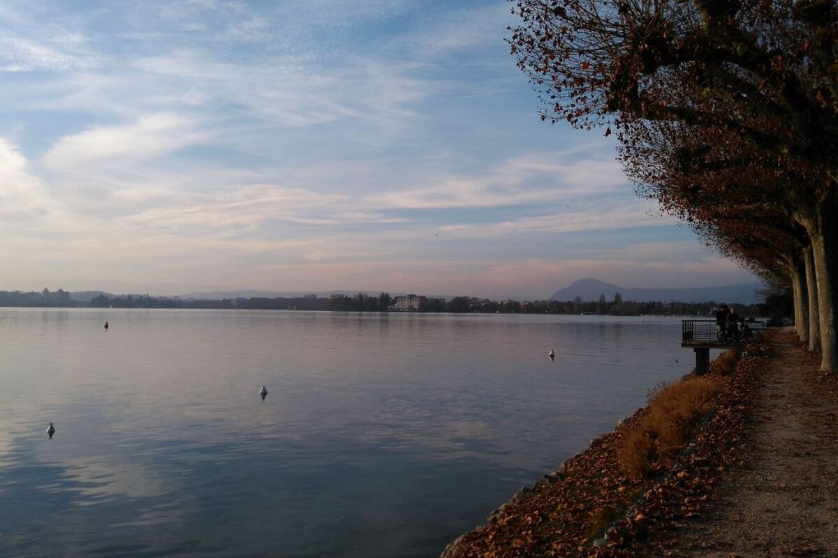 Autumn Day Trip : Cycling Lake Annecy