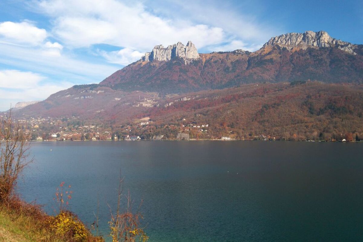 Autumn Day Trip : Cycling Lake Annecy