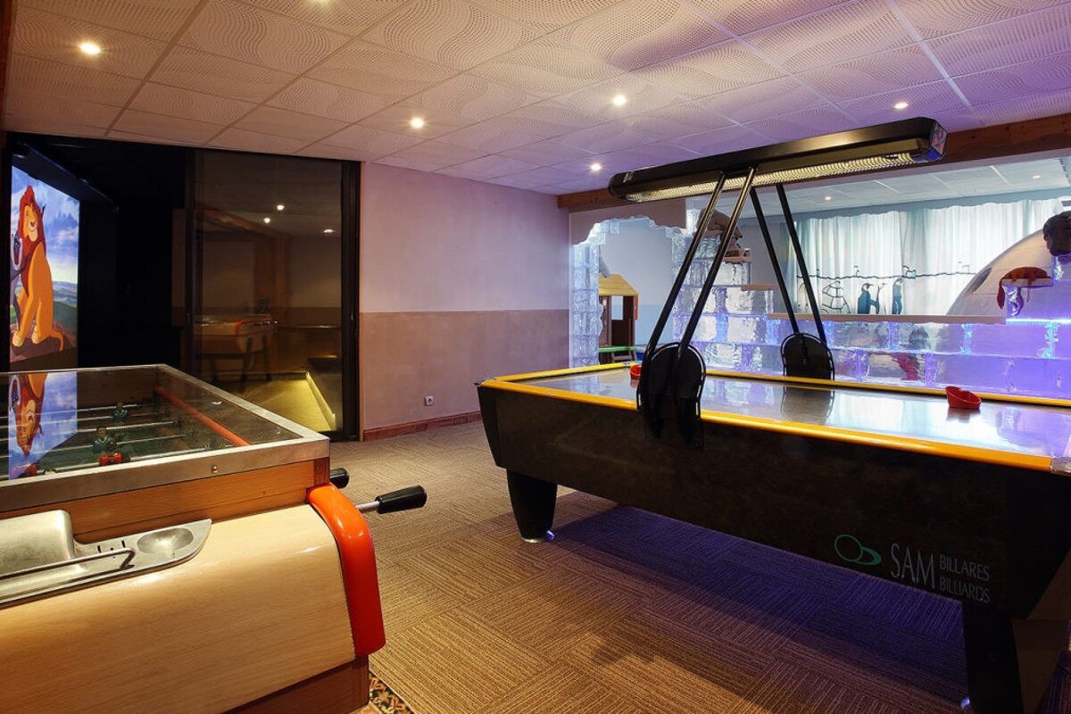 Le Lana Hotel, Courchevel -games room