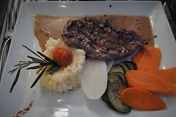 mashed potato, steak & steamed veg