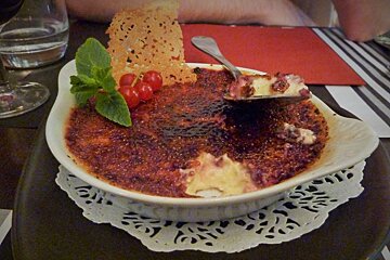 a Crème brûlée with mint & glazed top