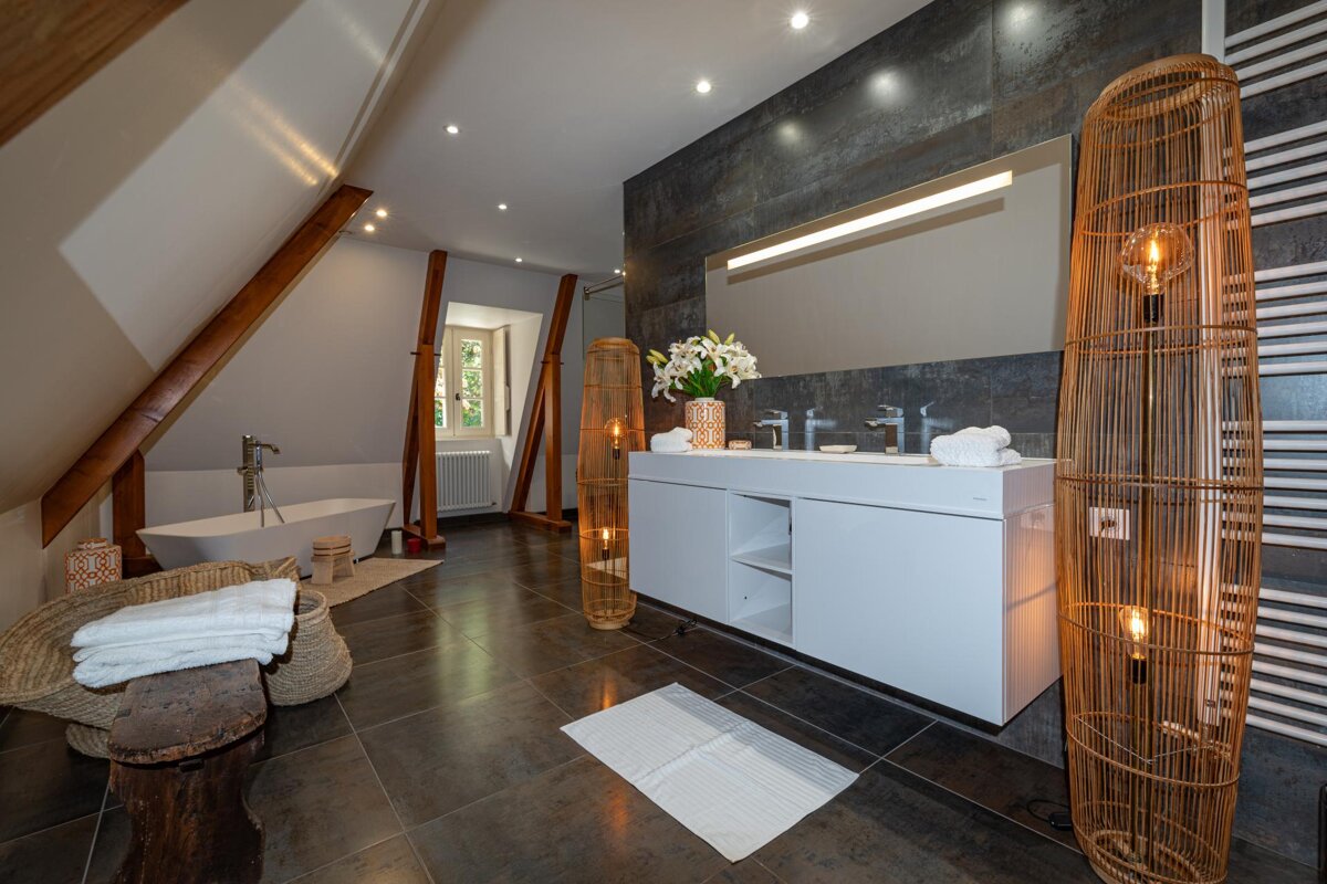 A bathroom with two sinks and a bathtub