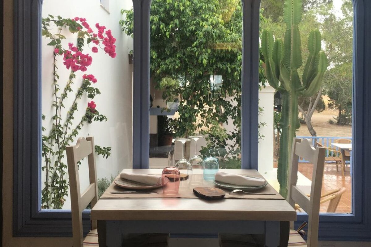 Es Tragon Restaurant, San Antonio interior