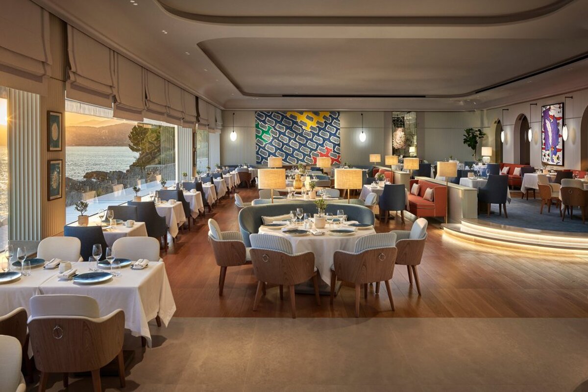 A large dining room with many tables and chairs