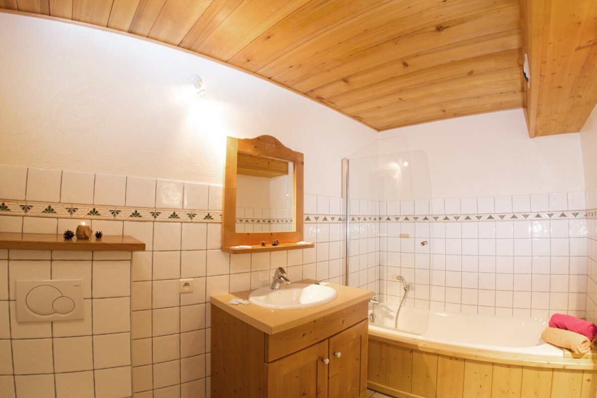 Les Armaillis 1 Chalet Apartments, Morzine bathroom