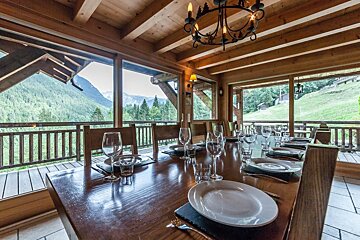 Des Amis Chalet, Morzine dining area