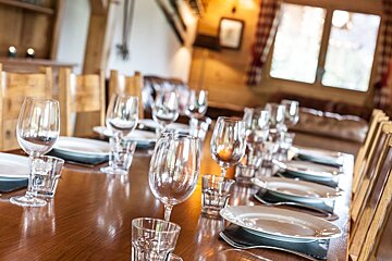 Des Amis Chalet, Morzine dining area