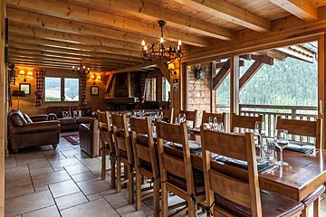 Des Amis Chalet, Morzine dining area