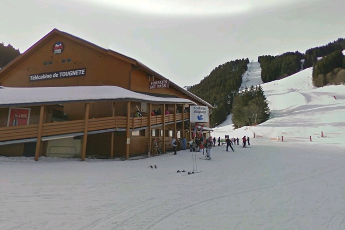 image of the telecabine de tougnete lift kiosk in Meribel
